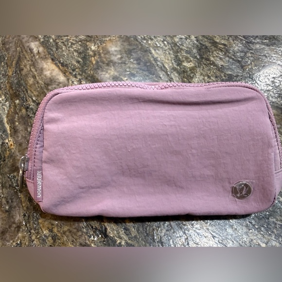 NWT Lululemon Everywhere Belt Bag 1L - Picture 2 of 11
